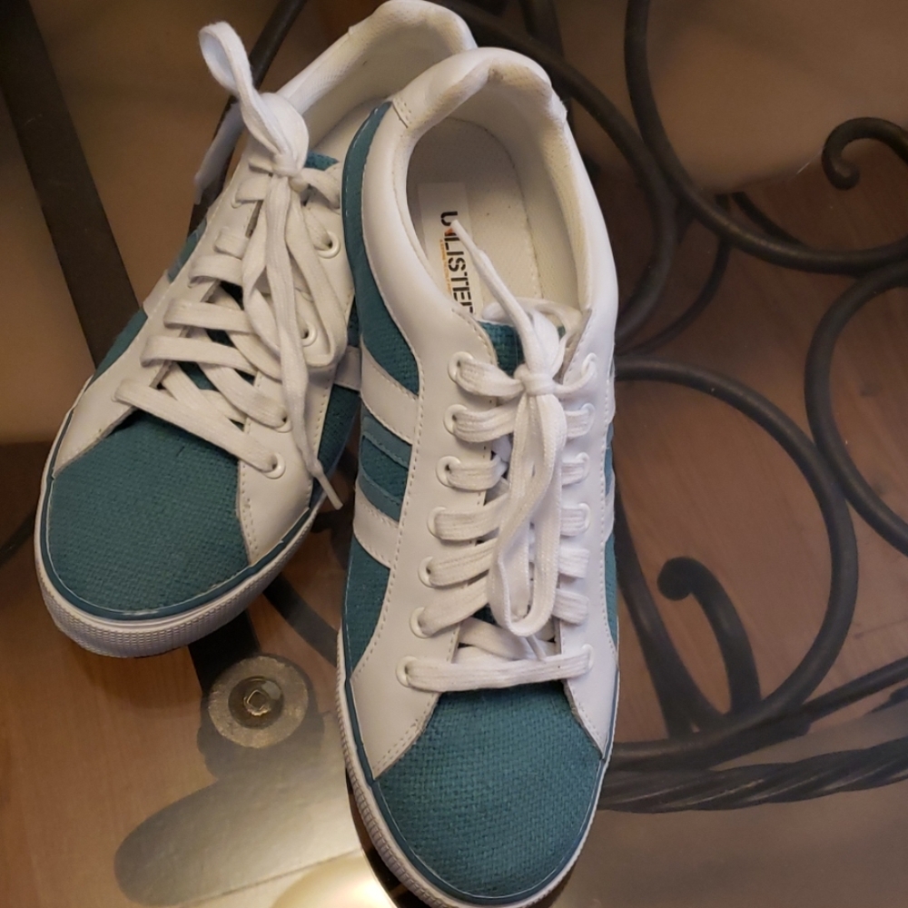 Tennis shoes